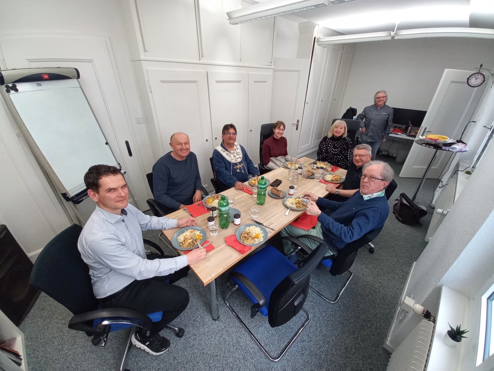 Teilnehmende und Team beim gemeinsamen Mittagessen am Go LIVE Day